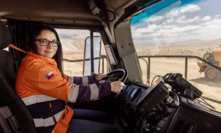 Minería duplica participación laboral femenina en la última década con compañías apuntando al balance de género