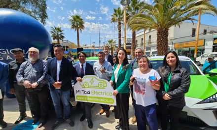 GORE Antofagasta, Seremi de Energía y AgenciaSE entregaron los dos primeros vehículos del programa Mi Taxi Eléctrico en la región