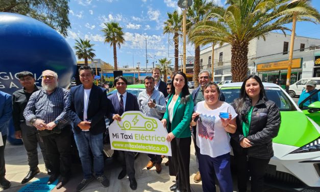 GORE Antofagasta, Seremi de Energía y AgenciaSE entregaron los dos primeros vehículos del programa Mi Taxi Eléctrico en la región