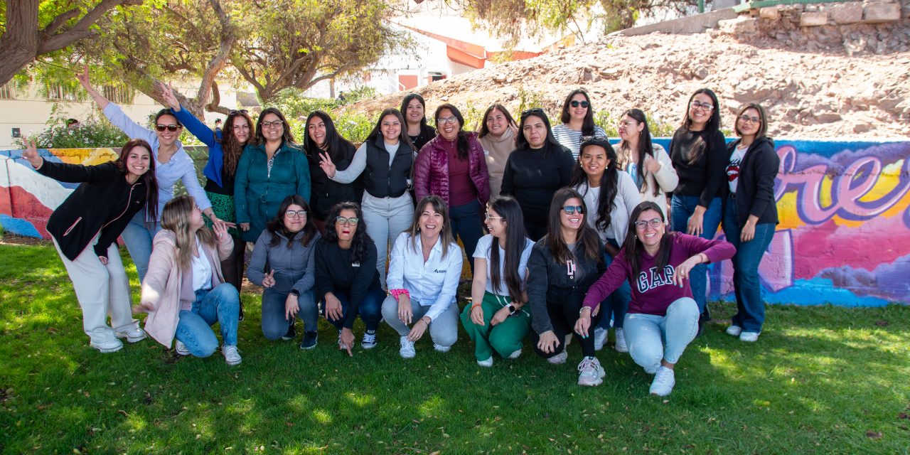 Trabajadoras de Minera Antucoya participan de curso de liderazgo organizado por la Escuela de Negocios Mineros